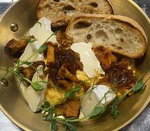 Скрэмбл с лисичками и камамбером