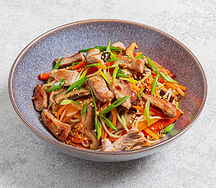 Wok свинина с яичной лапшой и кисло-сладким соусом