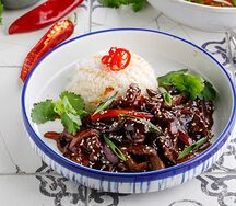 Говядина с красным луком в мясной глазури