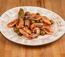 Жареные креветки с паприкой и оливками