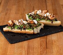 Брускетта с гуакамоле и креветкой