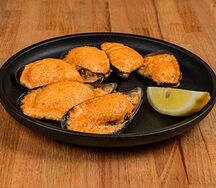 Мидии, запечённые под острым соусом