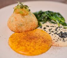 Котлеты из щуки со шпинатом и соусом белое вино