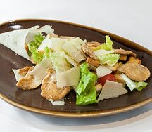 Салат Цезарь с курицей