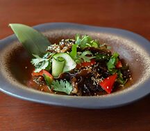 Закуска с маринованными древесными грибами