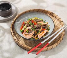 Соба с лососем в устричном соусе