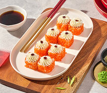 Ролл с креветкой в икре Масаго