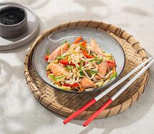 Удон с лососем в устричном соусе