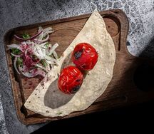 Помидор свежий на углях