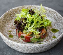 Салат с креветками, авокадо и ореховым соусом