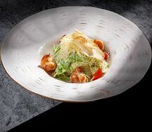 Салат Цезарь с тигровыми креветками