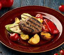 Бифштекс из говядины с овощами гриль