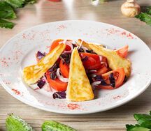 Салат из помидоров с жареным сулугуни