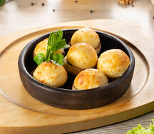 Шляпки шампиньонов с сыром сулугуни