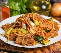 Салат из говядины с овощами в остром соусе