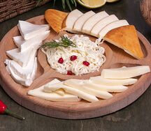 Ассорти из домашних сыров