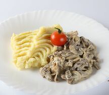 Бефстроганов с картофельным пюре