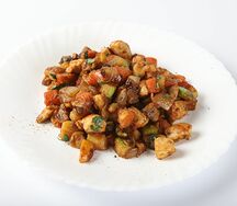 Жареный картофель с курицей и овощами
