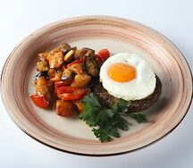 Бифштекс с овощами и яйцом
