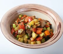 Жареный картофель со свининой и овощами