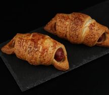Круассан с сосиской и соусом