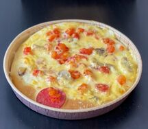 Лепешка Неаполитано с томатами, салями и шампиньонами