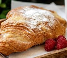Круассан с малиной и заварным кремом