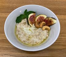 Овсянка с орехами и клубничным вареньем 