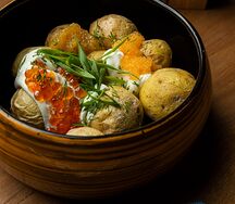 Запеченный картофель мини с икрой и сметаной