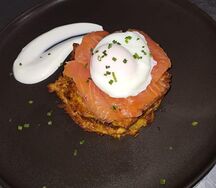 Драники с лососем и яйцом пашот