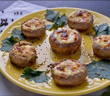 Шампиньоны, запечённые под сыром сулугуни