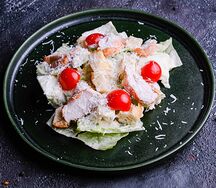 Салат Цезарь с курицей