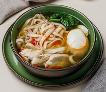 Удон с куриным филе и шпинатом