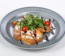Нежная брускетта с куриным филе и руколой