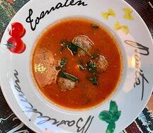 Томатный суп с митболами и сырными шариками