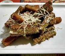 Гренки с пармезаном и соусом песто