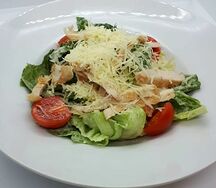 Салат Цезарь с курицей