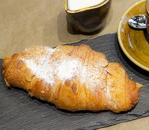 Круассан с миндалем