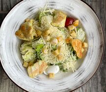Салат Цезарь с курицей