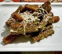 Гренки с пармезаном и соусом песто