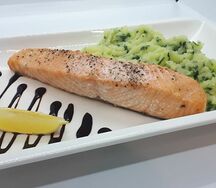Стейк из лосося с картофельным пюре