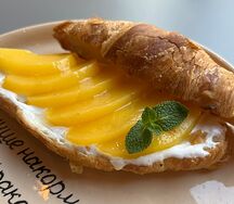 Круассан с творожным кремом и глазированными персиками