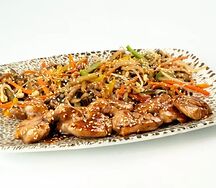 Курица с овощами на тепане