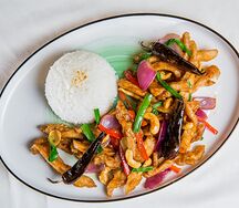 Острая курица с овощами и рисом