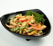 Теплый салат с курицей