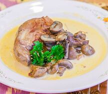 Бараний язык в сливочном соусе с грибами