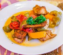 Куриная грудка с овощами