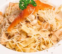 Паста с курицей и лососем