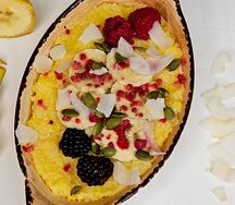 Кукурузная каша с ягодами и кокосовыми хлопьями