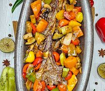 Карэ ягненка с овощами под соусом чили